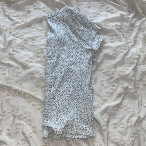 white with little green flowers, perfect for summer - Picture 2 of 3